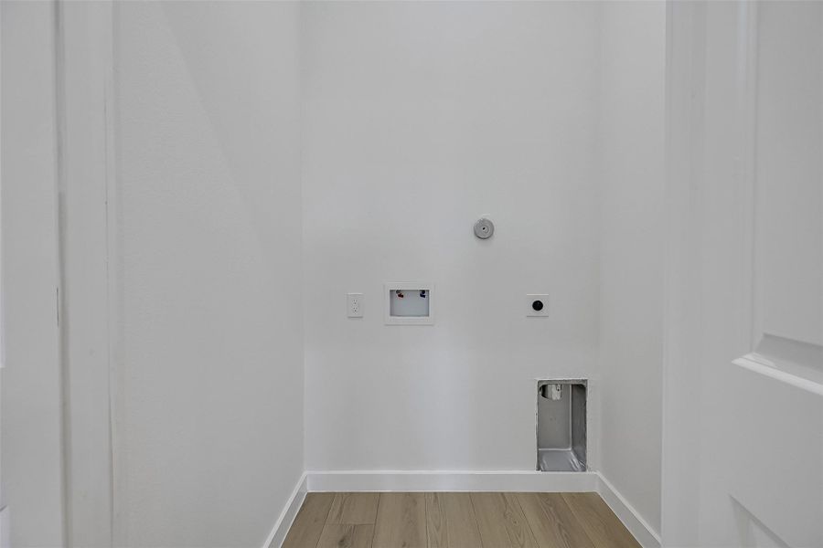 Spacious, unfurnished interior of a new home in , Galveston (Image 15).