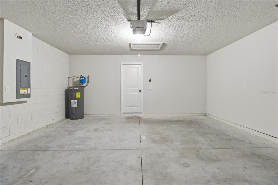 Spacious, unfurnished interior of a new home in , Dunnellon (Image 20).