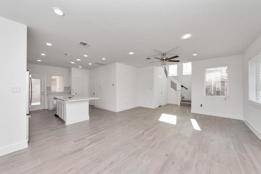 Spacious, unfurnished interior of a new home in Sienna, Missouri City (Image 25).