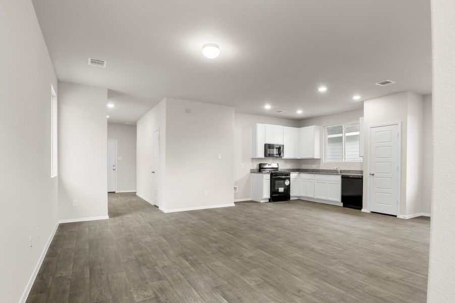 Spacious, unfurnished interior of a new home in Casetta Ranch, Kyle (Image 28).