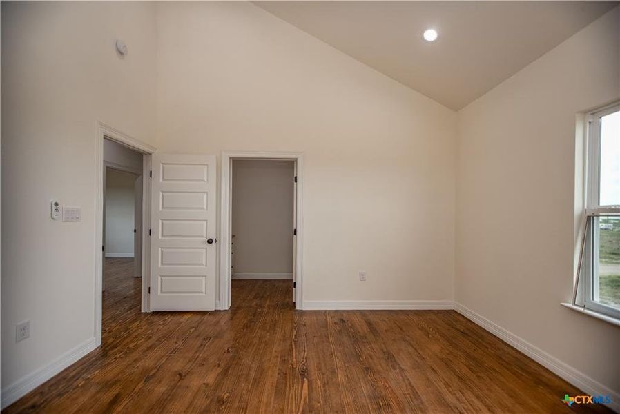 Spacious, unfurnished interior of a new home in , Port Lavaca (Image 27).
