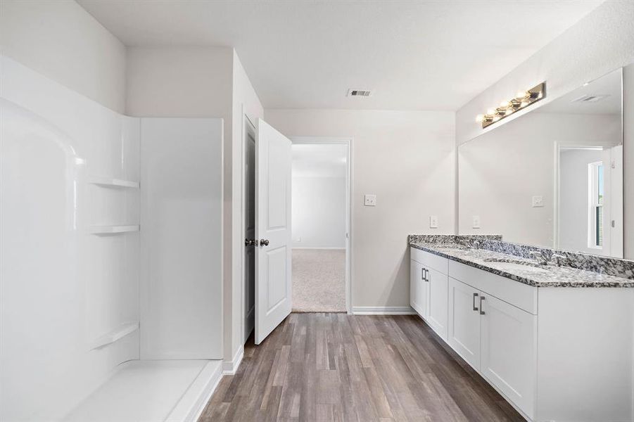 Spacious, unfurnished interior of a new home in Middlefield Village, Dallas (Image 16).