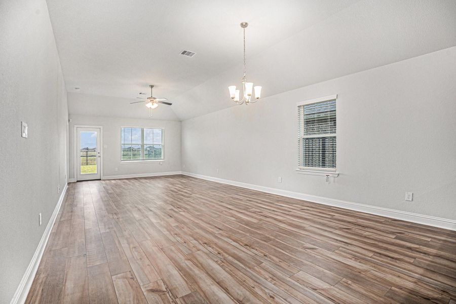 Spacious, unfurnished interior of a new home in Lago Mar, Texas City (Image 11).