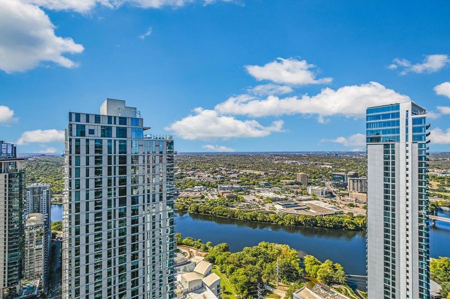 Condo located in Austin, TX showcasing its design and architecture (Image 4).