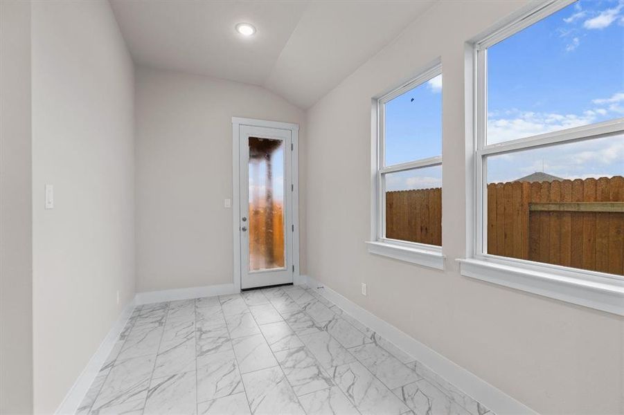 Spacious, unfurnished interior of a new home in Morningstar, Georgetown (Image 10).