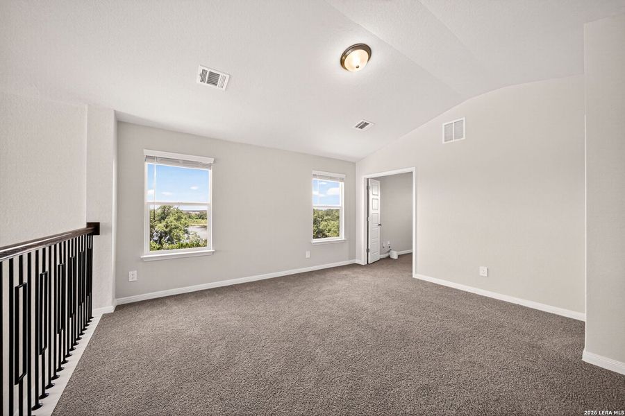 Spacious, unfurnished interior of a new home in Thomas Pond, San Antonio (Image 21).