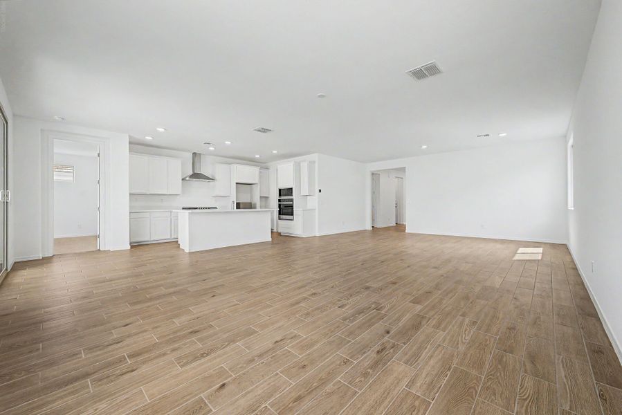 Spacious, unfurnished interior of a new home in Landmarke, San Tan Valley (Image 8).
