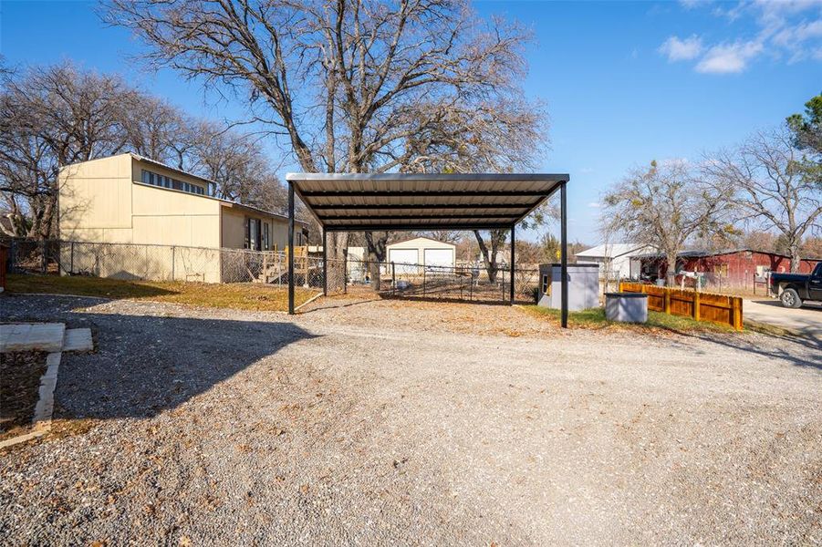 Community amenities in , Comanche (Image 31).