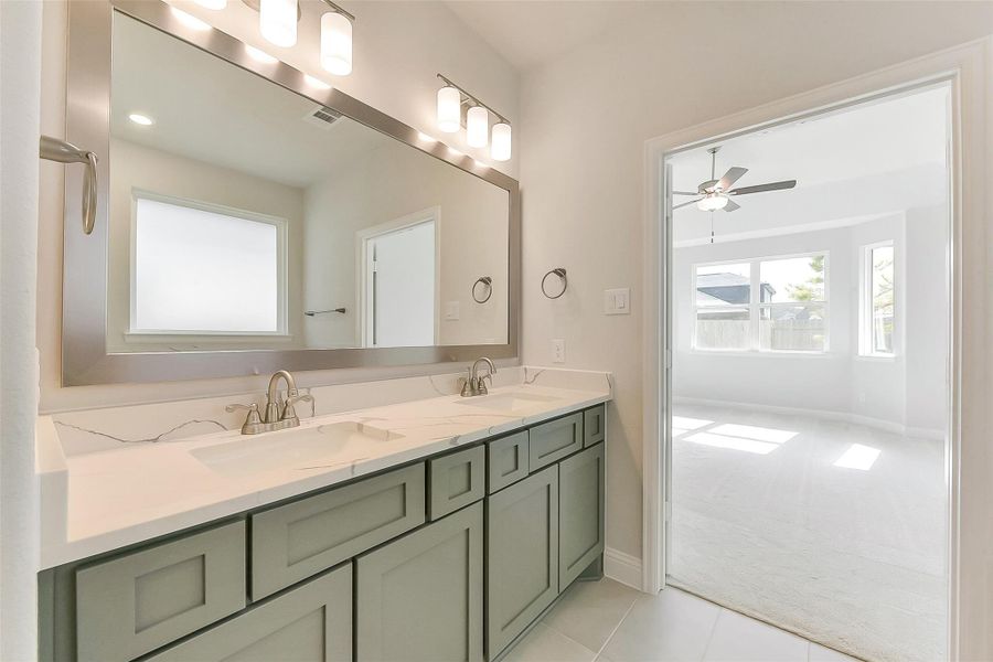 Furnished interior view inside a new home in Evergreen 40', Conroe (Image 11).