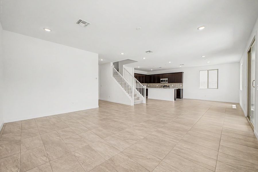 Spacious, unfurnished interior of a new home in Bentridge, Buckeye (Image 8).