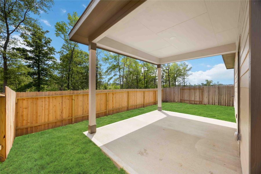 Exterior details and patio area of a home in Meadow Park, Conroe (Image 3).