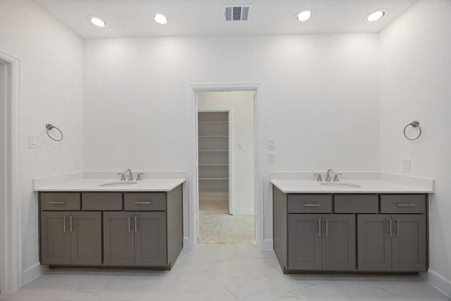 Double vanities = double the ease. Whether it’s a busy weekday morning or a relaxing Sunday night, this setup makes sharing effortless and stylish.