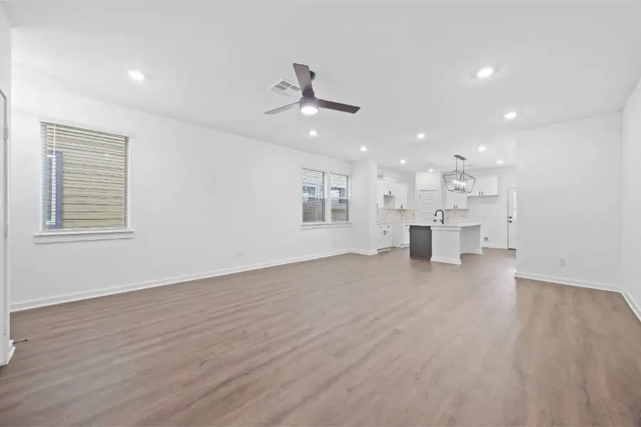 Spacious, unfurnished interior of a new home in Glendale Lakes, Rosharon (Image 18). Spacious, unfurnished interior of a new home in Glendale Lakes, Rosharon (Image 18).