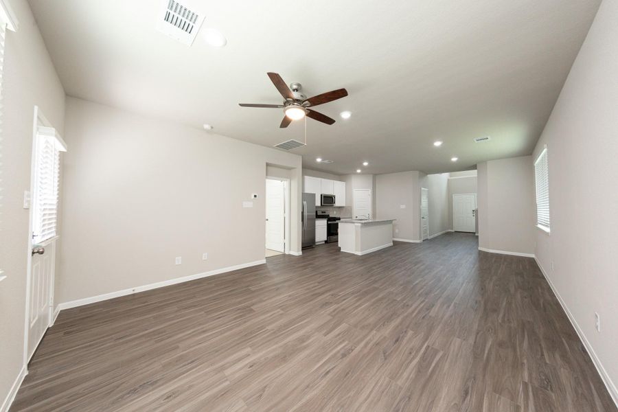 Spacious, unfurnished interior of a new home in Mackenzie Creek, Conroe (Image 13).