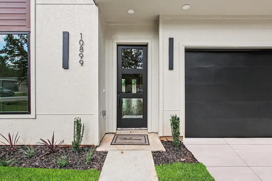 Exterior details and patio area of a home in , Conroe (Image 3).