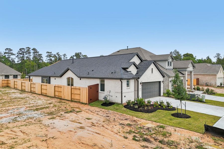 Exterior details and patio area of a home in Evergreen 40', Conroe (Image 21).