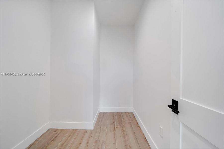 Spacious, unfurnished interior of a new home in , Fort Lauderdale (Image 24).