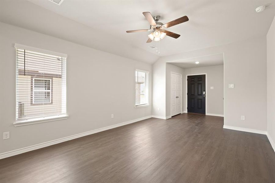 Spacious, unfurnished interior of a new home in Deer Creek, Fort Worth (Image 22). Spacious, unfurnished interior of a new home in Deer Creek, Fort Worth (Image 22).