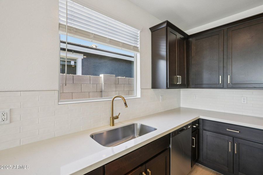 11-web-or-mls-W Bajada Rd-S1012-011