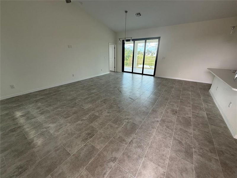 Spacious, unfurnished interior of a new home in , Cape Coral (Image 10).