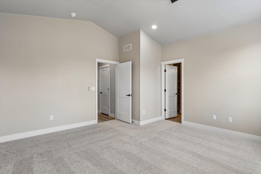 Spacious, unfurnished interior of a new home in Pony Park, Colorado Springs (Image 20).
