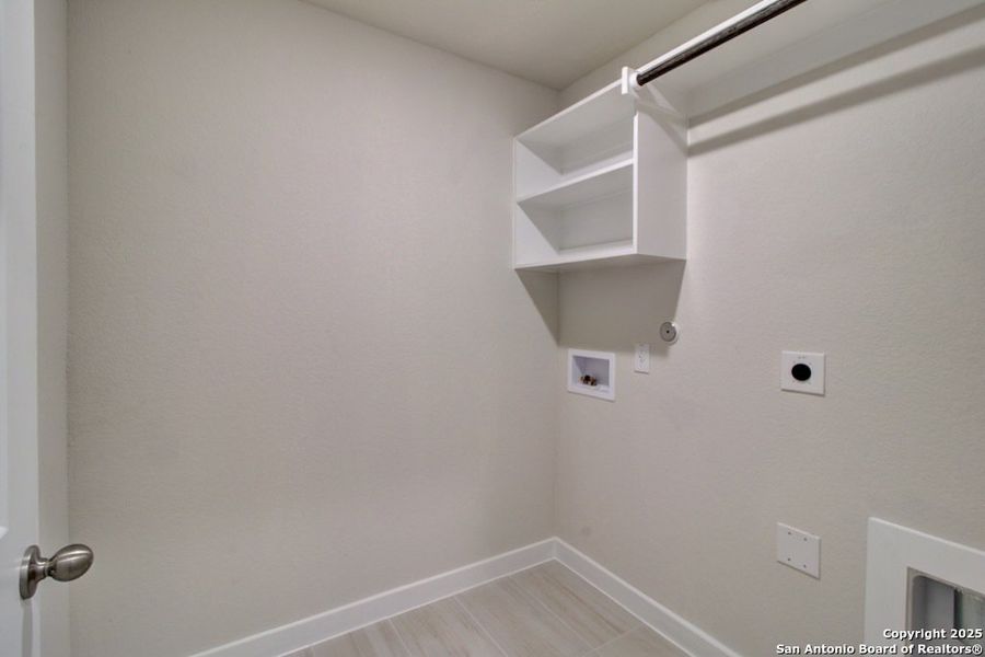 Spacious, unfurnished interior of a new home in Prairie Green, Converse (Image 9).