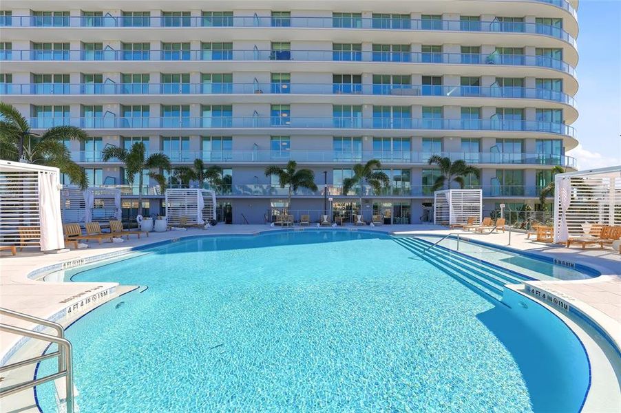 Condo located in St. Petersburg, FL showcasing its design and architecture (Image 41).