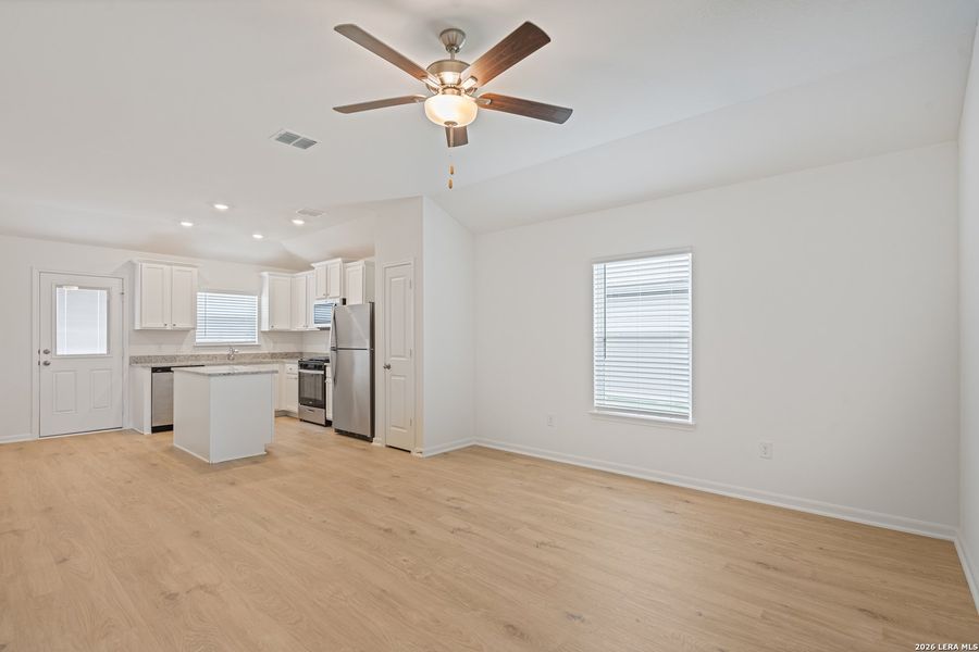 Spacious, unfurnished interior of a new home in Luckey Ranch, San Antonio (Image 11).
