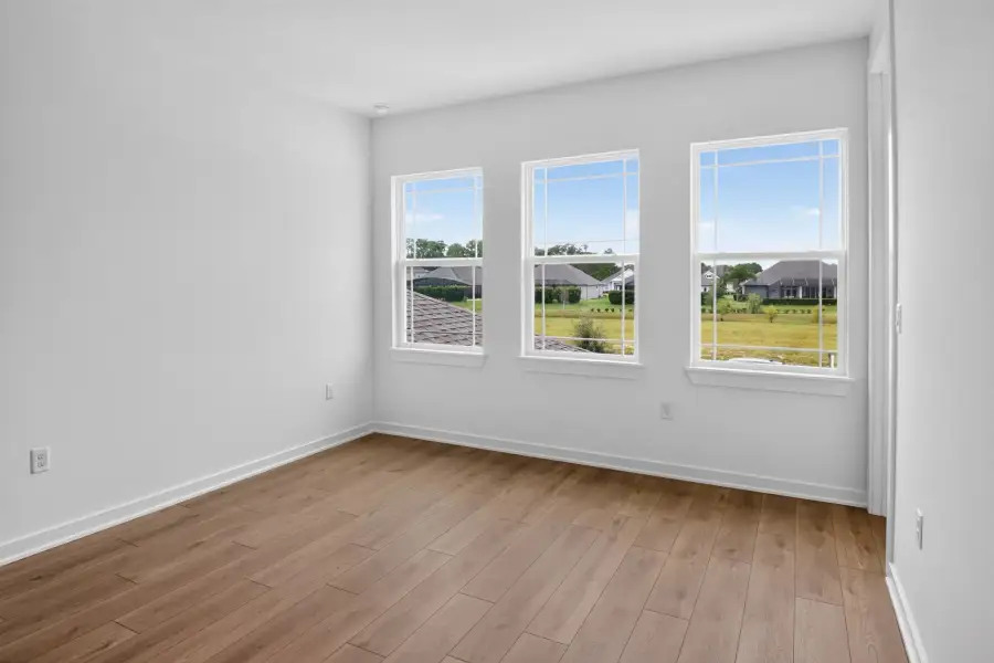 Spacious, unfurnished interior of a new home in Ardisia Park, New Smyrna Beach (Image 18).