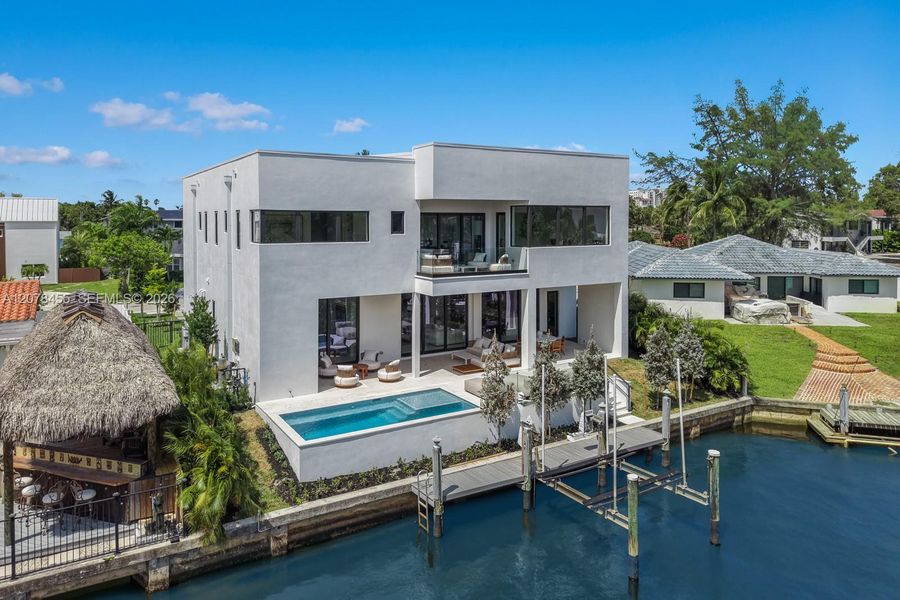 Condo located in Boca Raton, FL showcasing its design and architecture (Image 6).