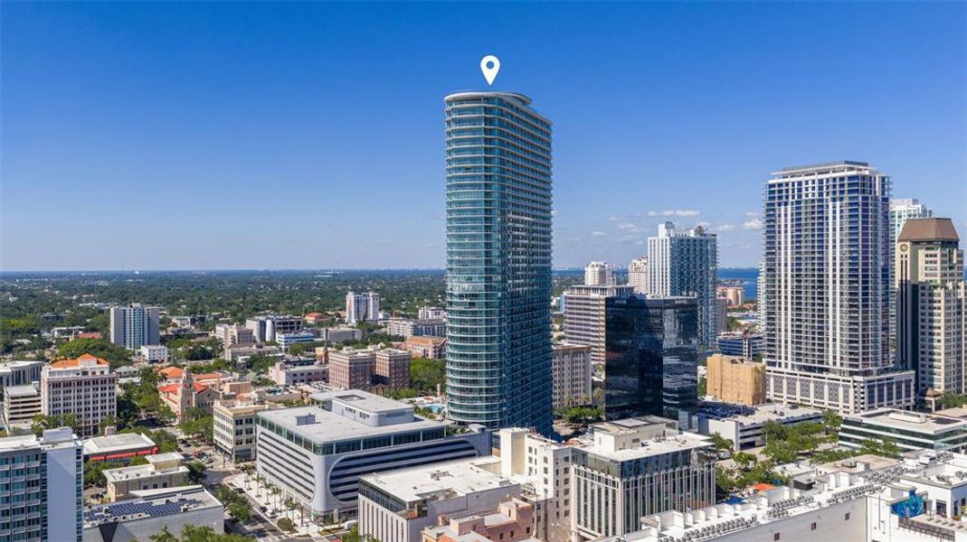 Condo located in St. Petersburg, FL showcasing its design and architecture (Image 63).