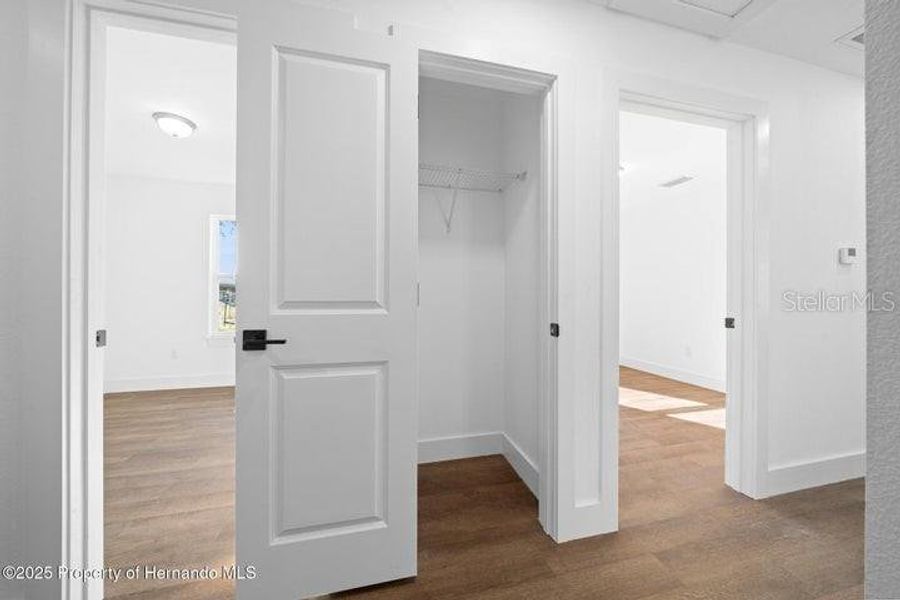 Spacious, unfurnished interior of a new home in , Weeki Wachee (Image 12).