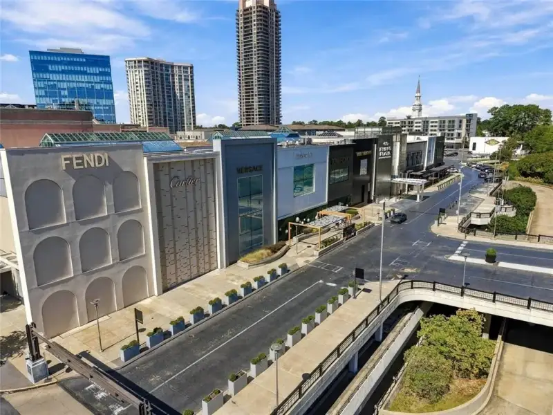 Condo located in Atlanta, GA showcasing its design and architecture (Image 4).