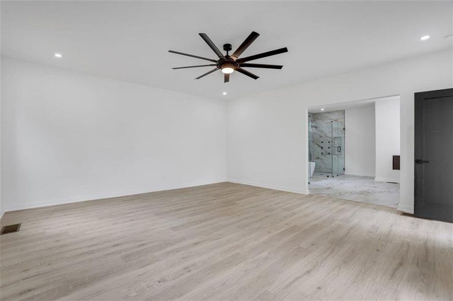 Spacious, unfurnished interior of a new home in , Atlanta (Image 12).