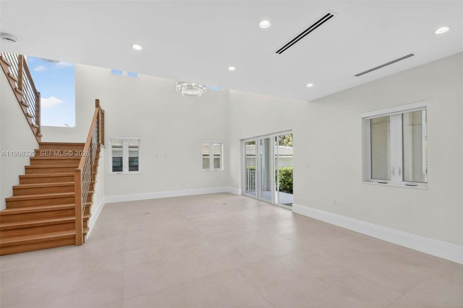 Spacious, unfurnished interior of a new home in , Lake Worth (Image 25).