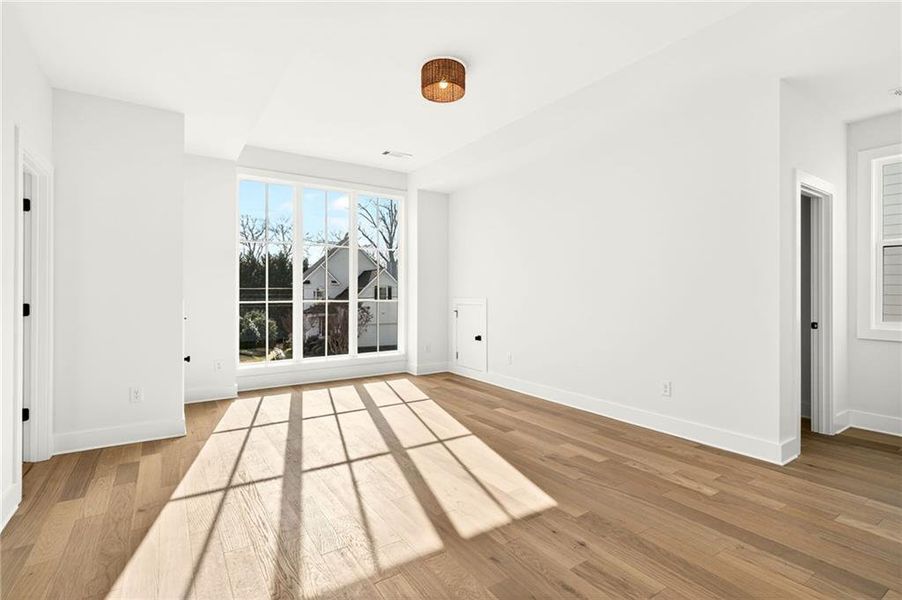 Spacious, unfurnished interior of a new home in , Brookhaven (Image 56).