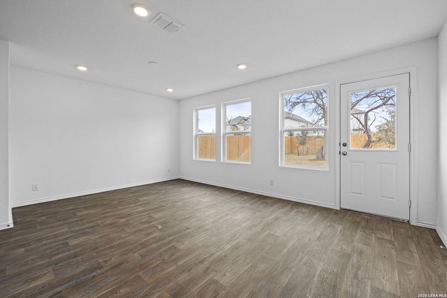 Spacious, unfurnished interior of a new home in Blue Ridge Ranch, San Antonio (Image 15).