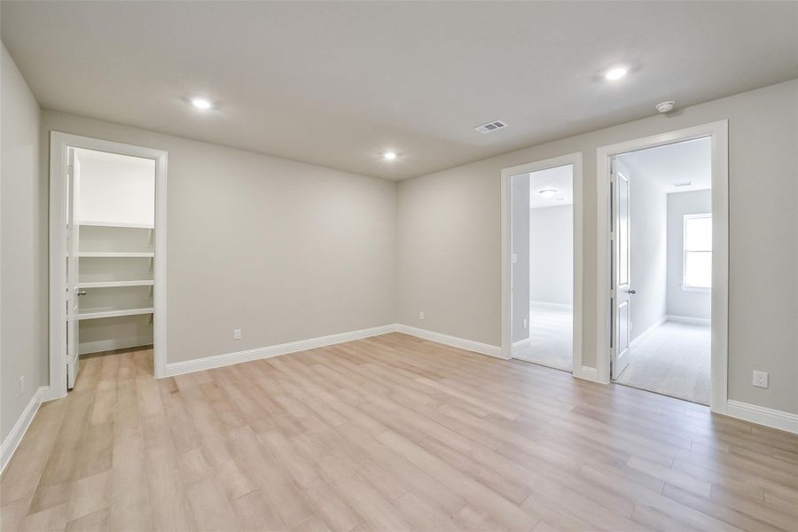 Spacious, unfurnished interior of a new home in Evergreen 60', Conroe (Image 33).