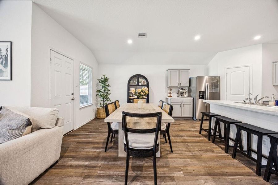 Bright and inviting dining area with modern finishes, perfect for gatherings and everyday meals. Bright and inviting dining area with modern finishes, perfect for gatherings and everyday meals.