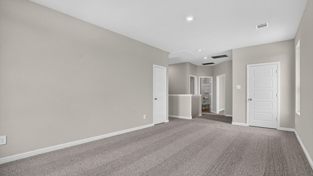 Spacious, unfurnished interior of a new home in Saratoga, Granbury (Image 19).
