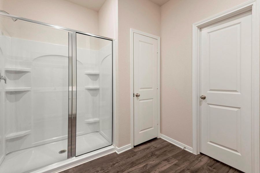 Spacious, unfurnished interior of a new home in Pinewood Trails, Cleveland (Image 14).