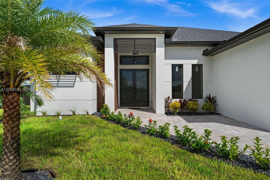 Exterior details and patio area of a home in , Cape Coral (Image 27).