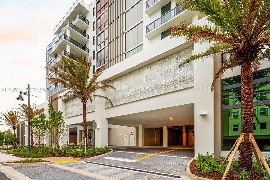 Condo located in Pompano Beach, FL showcasing its design and architecture (Image 5).