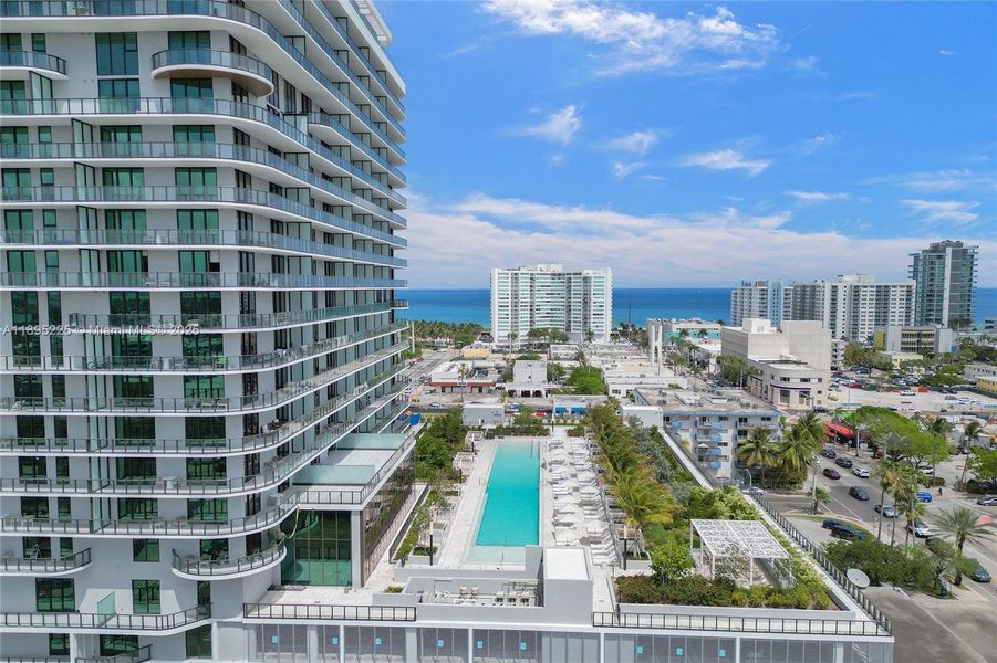 Condo located in Miami, FL showcasing its design and architecture (Image 32).