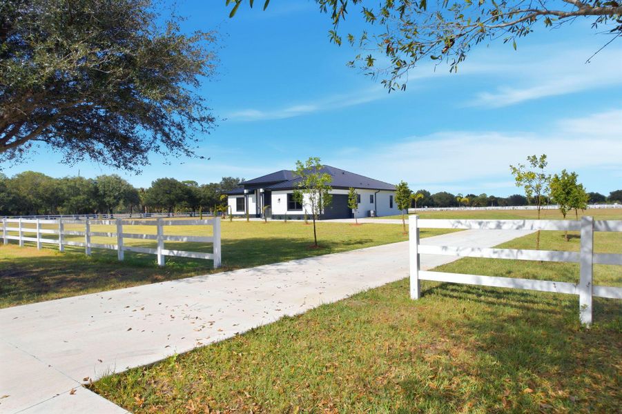 Spacious, unfurnished interior of a new home in , Fort Pierce (Image 18).