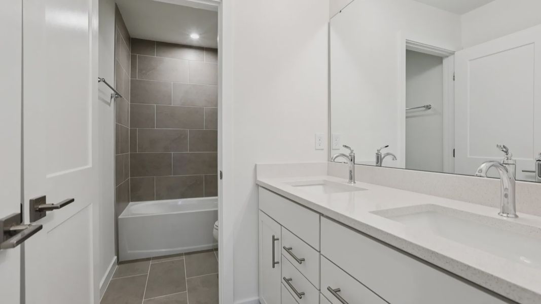 Naples Guest Bath at Grasslands West in Lakeland FL