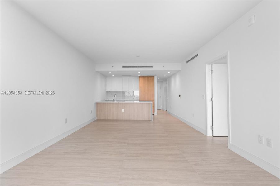 Spacious, unfurnished interior of a new home in One Park Tower, Miami (Image 39).
