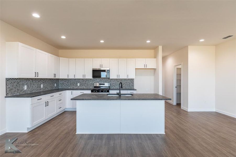 Furnished interior view inside a new home in , Abilene (Image 8).