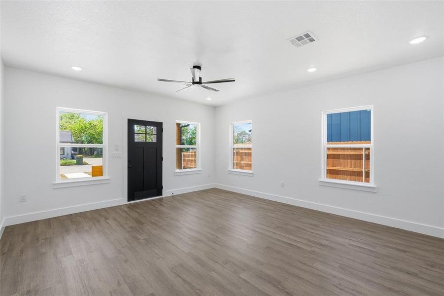 Spacious, unfurnished interior of a new home in , Bellmead (Image 11).