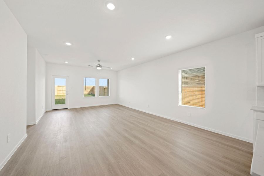 Spacious, unfurnished interior of a new home in Sunterra Lakes, Katy (Image 14).